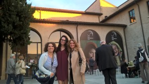 Da sx. Eleonora e la maestra statunitese Morgan di @famiglie in 3D con Ro Zappariello di @Uniradio Cesena