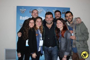 Lo staff di Uniradio Cesena con lo showman Max Giusti a RadioCity Milano 2015